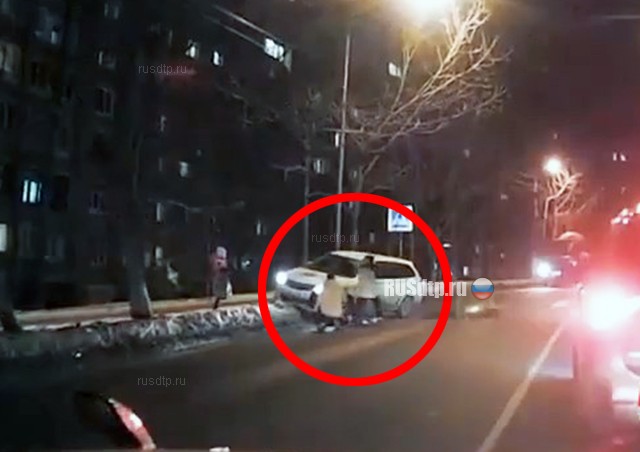 Во Владивостоке автомобиль сбил женщину с ребенком. ВИДЕО