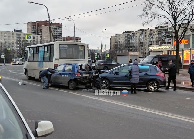 ДТП с маршруткой на улице Олеко Дундича попало на видео