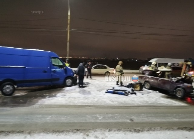Водитель ВАЗа погиб в ДТП на Ленинградском мосту в Омске