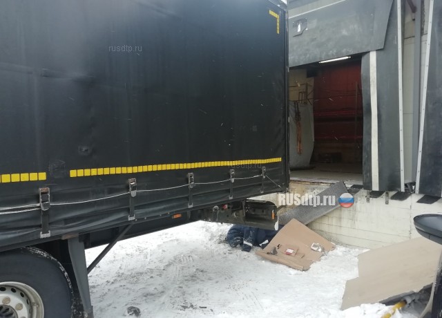 В Екатеринбурге фура раздавила мужчину, убиравшего снег. ВИДЕО