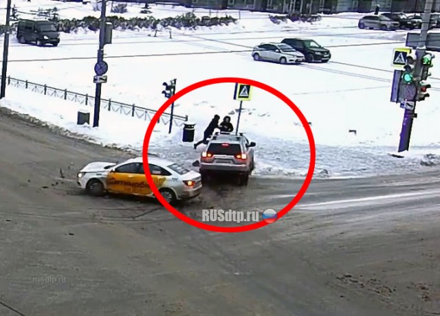 В Перми упавший дорожный знак покалечил пешехода. ВИДЕО