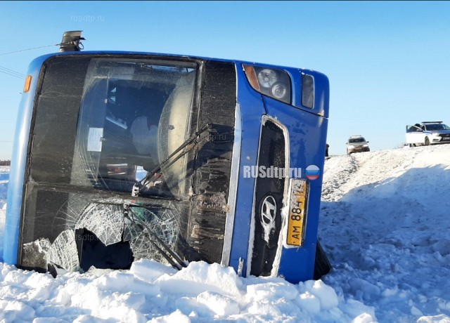 Автокран столкнулся с автобусом в Тюменской области