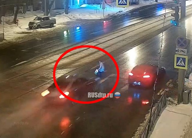 В Перми водитель «Infiniti» сбил женщину и скрылся. ВИДЕО