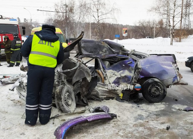 Водитель и пассажир «Лады» погибли под встречным КАМАЗом в Новосибирске