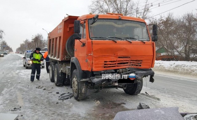 Водитель и пассажир «Лады» погибли под встречным КАМАЗом в Новосибирске