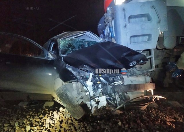 В Подмосковье в ДТП с поездом погибли водитель и пассажир автомобиля