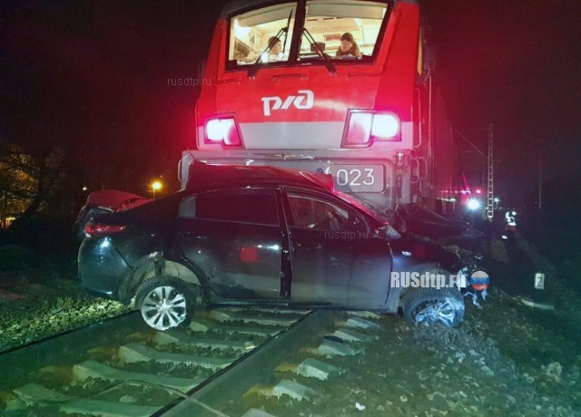В Подмосковье в ДТП с поездом погибли водитель и пассажир автомобиля