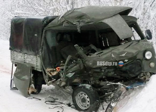 В Архангельской области в ДТП с лесовозом погиб пассажир УАЗа