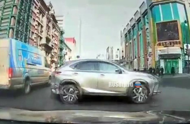 Lexus без водителя устроил погром во Владивостоке. ВИДЕО