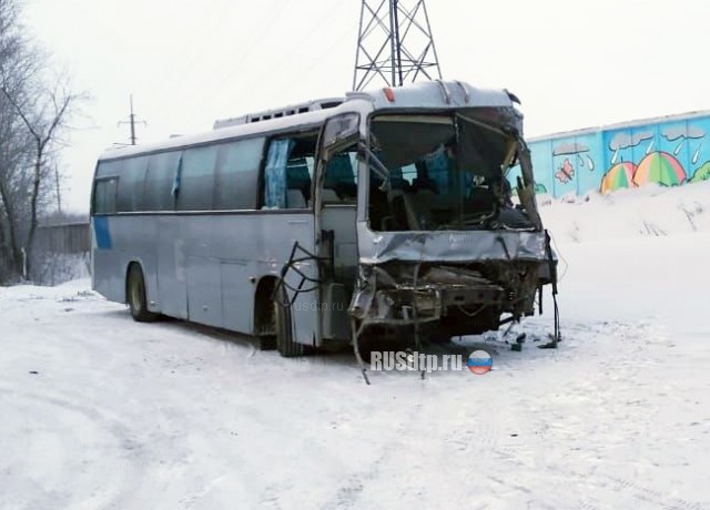 Автобус столкнулся с поездом в Кузбассе. ВИДЕО