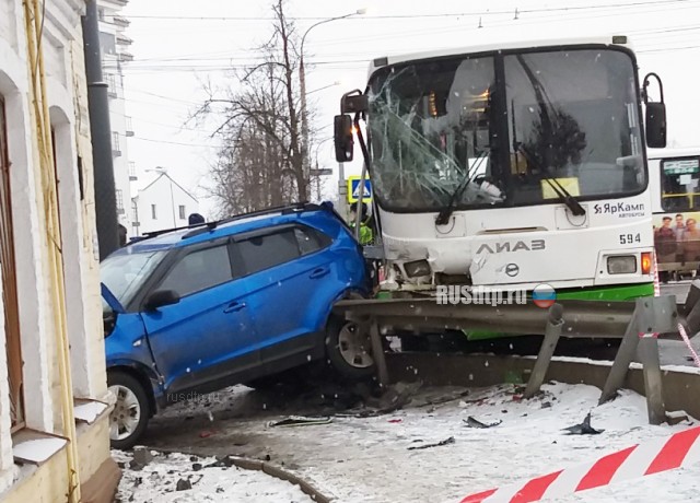 Один человек погиб в массовом ДТП с автобусами в Ярославле. ВИДЕО