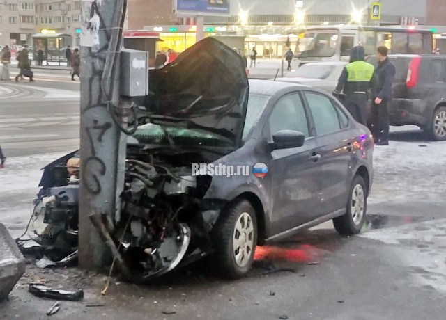 В Петербурге после ДТП автомобиль сбил 19-летнюю девушку
