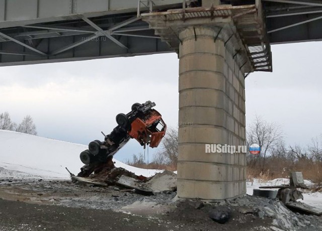 Автокран упал с моста в Ачинском районе