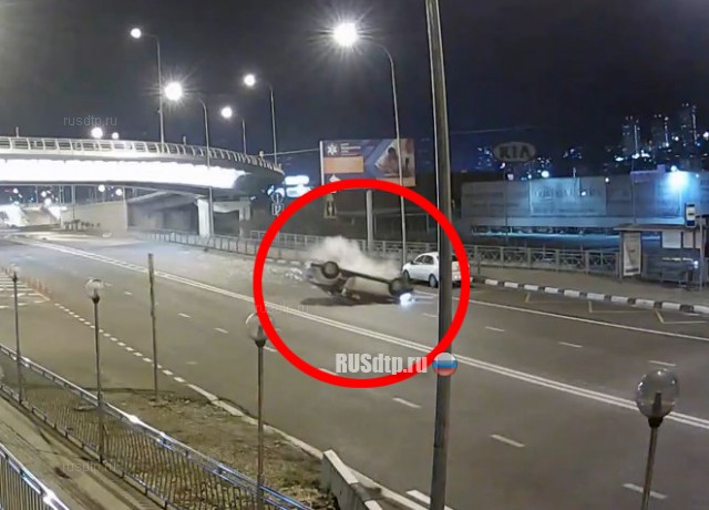 ДТП с переворотом на улице Пластунской в Сочи попало на видео