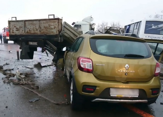 Два человека погибли в массовом ДТП на трассе М-4 в Ростовской области
