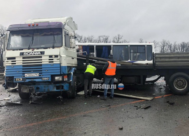 Два человека погибли в массовом ДТП на трассе М-4 в Ростовской области