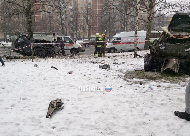 Infiniti разорвало на части в результате ДТП в Москве. ВИДЕО