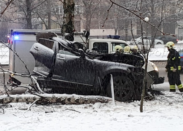 Infiniti разорвало на части в результате ДТП в Москве. ВИДЕО