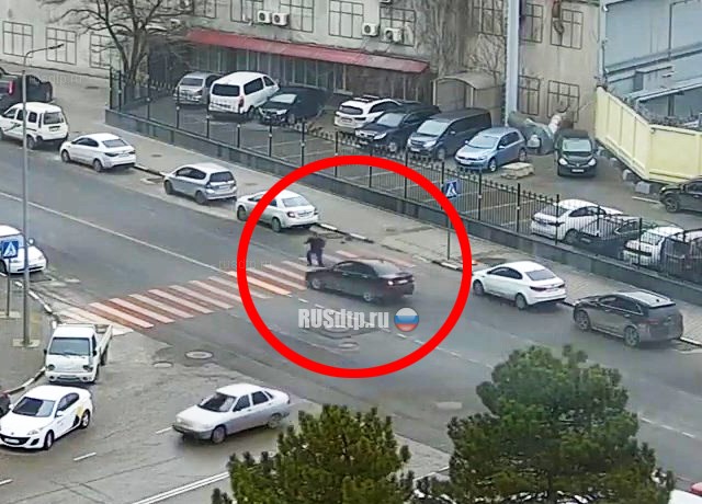 Пешехода прокатили на крыше автомобиля в Новороссийске. ВИДЕО
