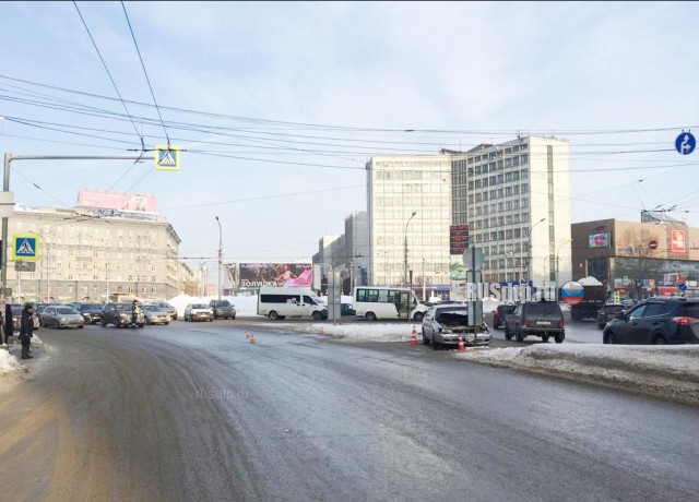 В Новосибирске автомобиль въехал в толпу пешеходов. ВИДЕО