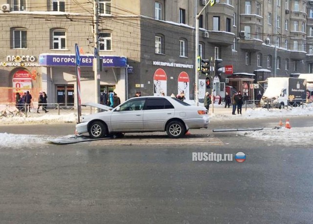 В Новосибирске автомобиль въехал в толпу пешеходов. ВИДЕО