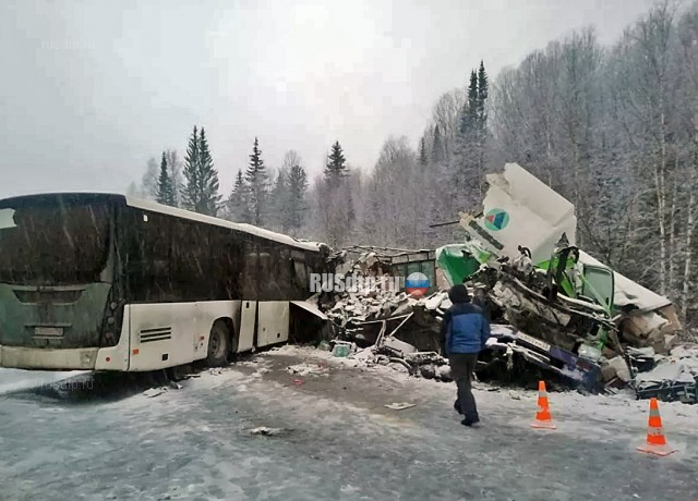 Один человек погиб в ДТП с участием автобуса и грузовика в Кузбассе