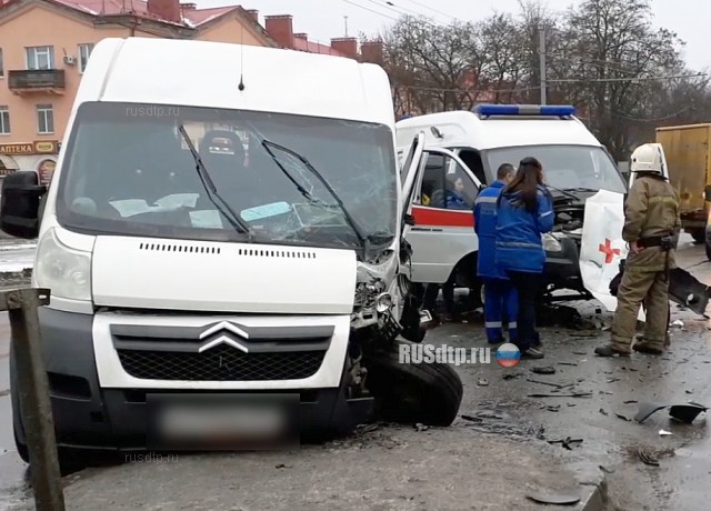 В Брянске в ДТП с участием «скорой» и «маршрутки» пострадали 6 человек