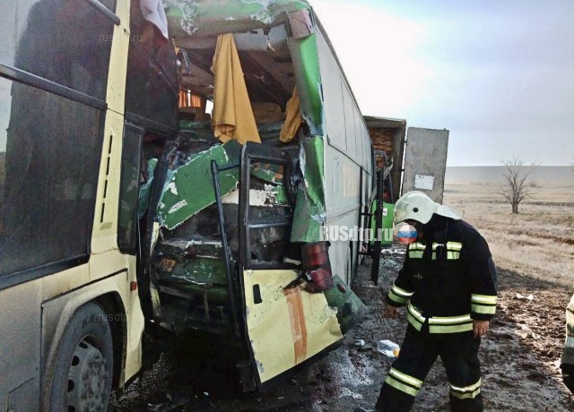 В Калмыкии столкнулись два автобуса и грузовик