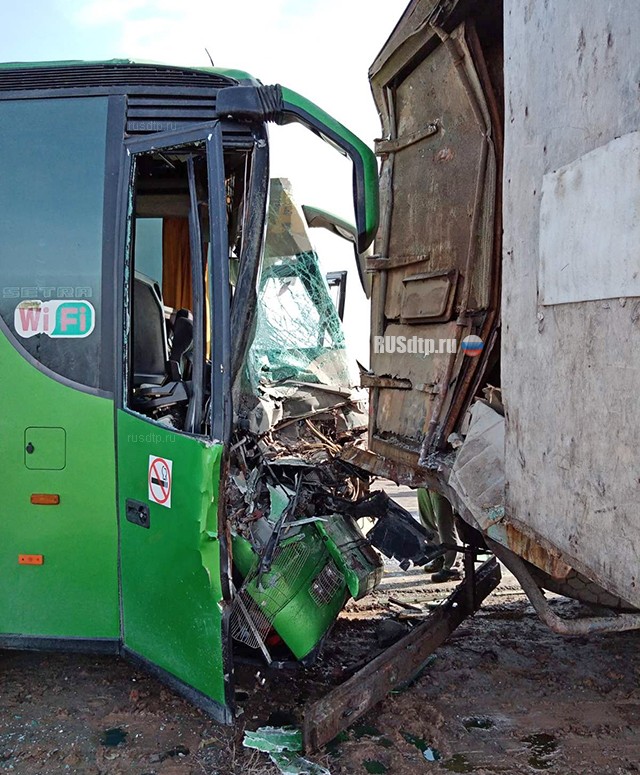 В Калмыкии столкнулись два автобуса и грузовик