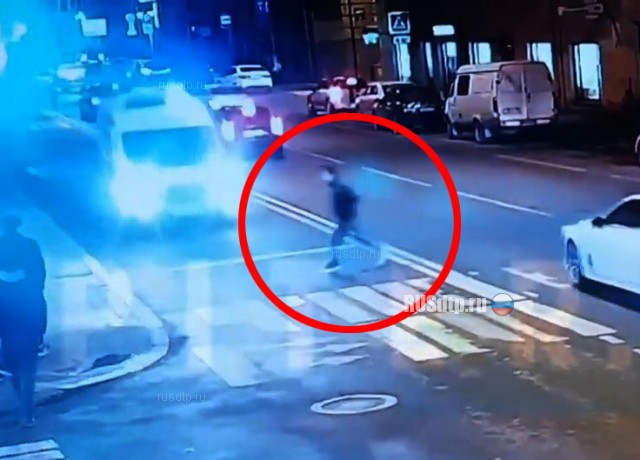 В Петербурге скорая помощь сбила пешехода. ВИДЕО