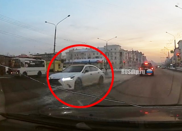 Автомобиль сбил подростка в Новокузнецке. ВИДЕО