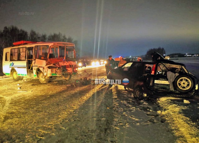 Женщина погибла в утреннем ДТП с участием автобуса под Омском