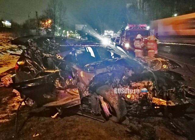 В Туле в ДТП с участием BMW и грузовика погибла 22-летняя девушка