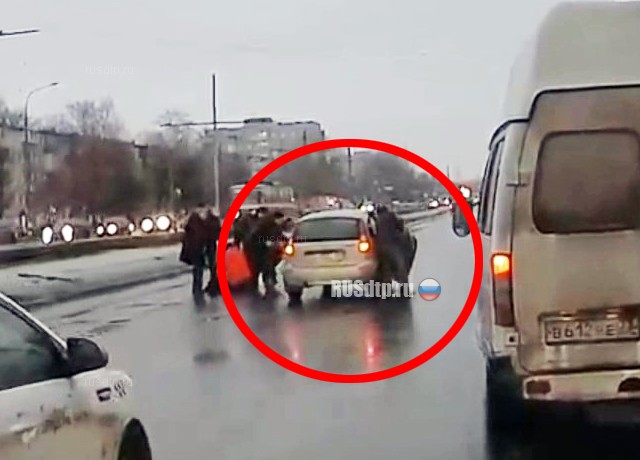 В Ульяновске водитель сбил беременную женщину и скрылся. ВИДЕО