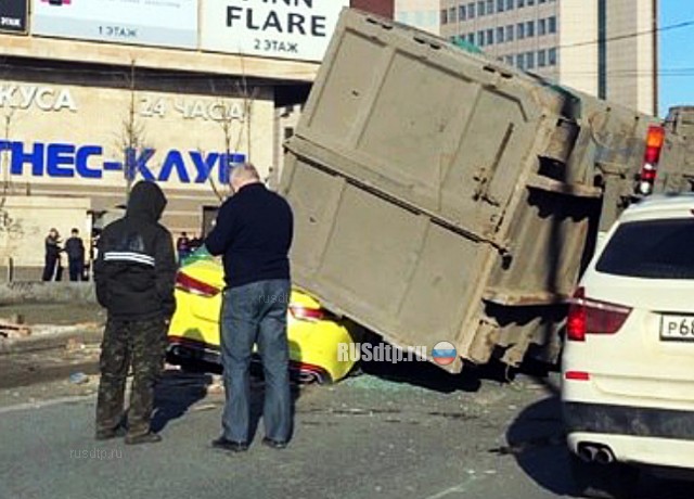 В Москве контейнеровоз раздавил такси