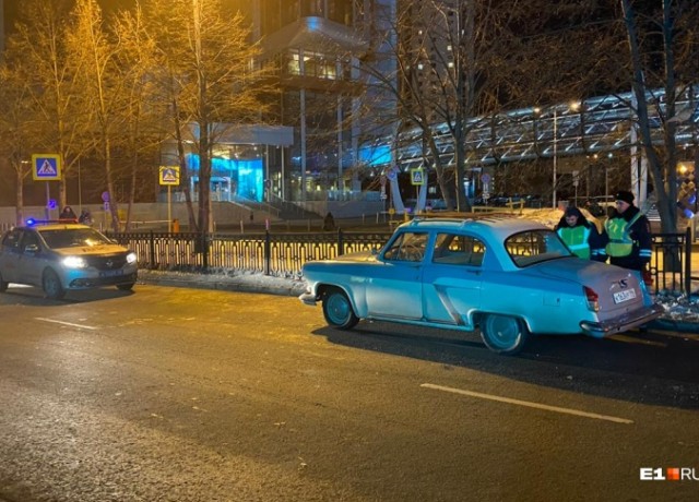 В Екатеринбурге женщина выпала из ретро автомобиля
