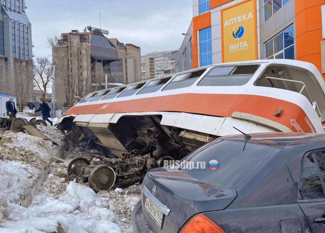 В Самаре трамвай опрокинулся на четыре автомобиля