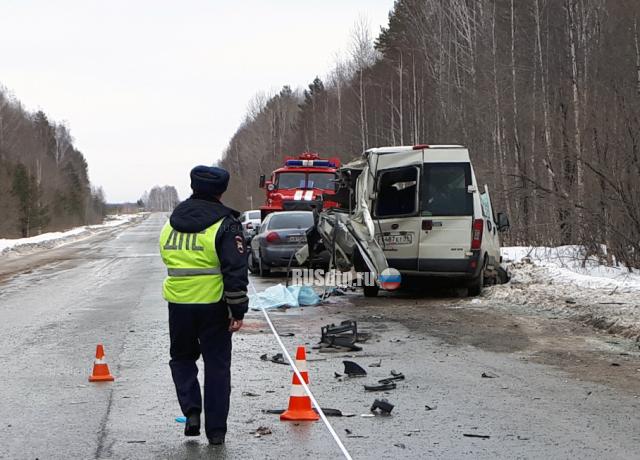 Две женщины погибли в ДТП с участием автобуса и грузовика в Свердловской области