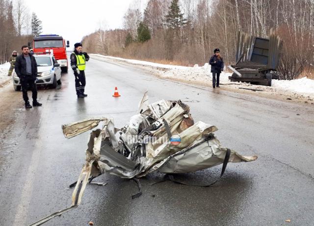 Две женщины погибли в ДТП с участием автобуса и грузовика в Свердловской области