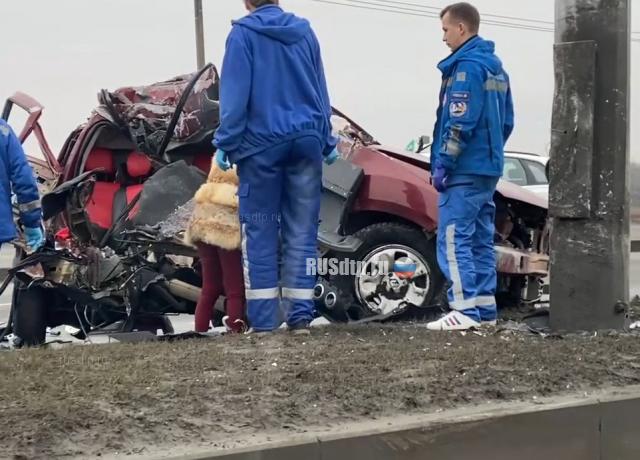 В Петербурге Renault Duster разорвало на части от столкновения со столбом