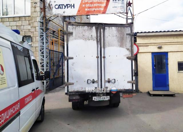 В Волгограде водителя придавил собственный грузовик