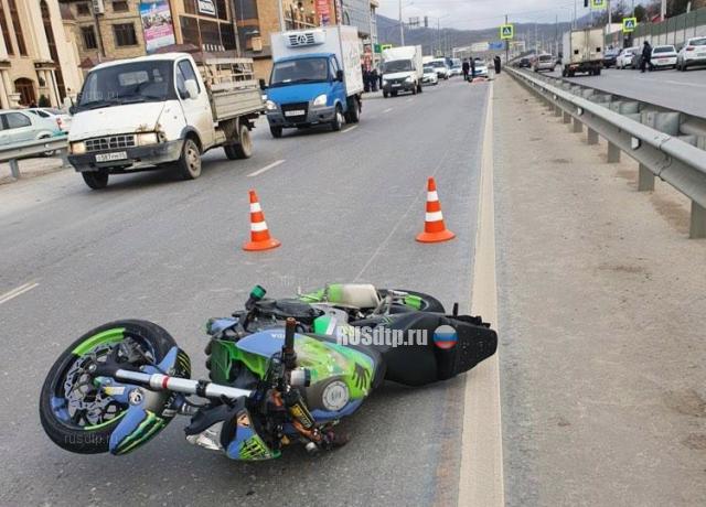 В Махачкале в ДТП погиб сбивший пешехода мотоциклист. ВИДЕО