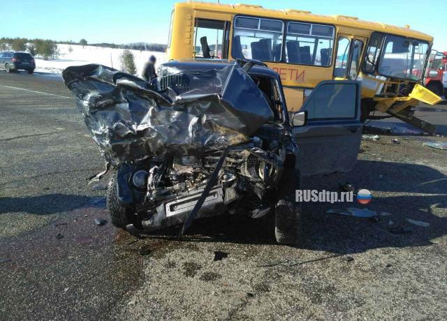 В Удмуртии в ДТП со школьным автобусом погиб человек и пострадали дети