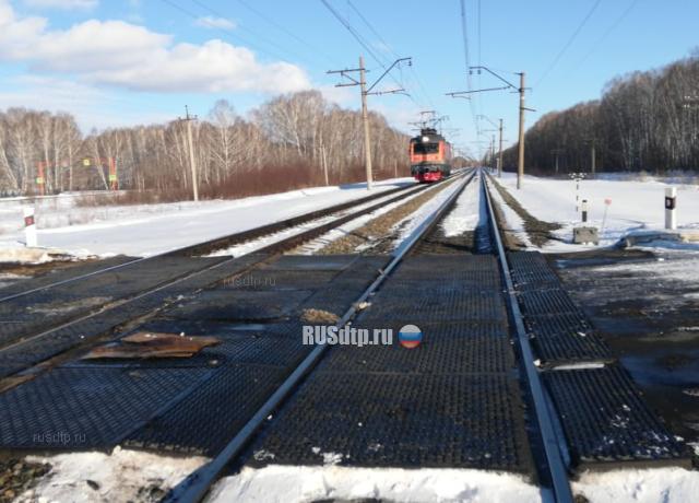 Два человека погибли в ДТП на железнодорожном переезде в Кузбассе