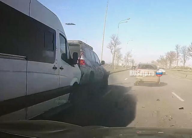 Момент массового ДТП с микроавтобусом на Пулковском