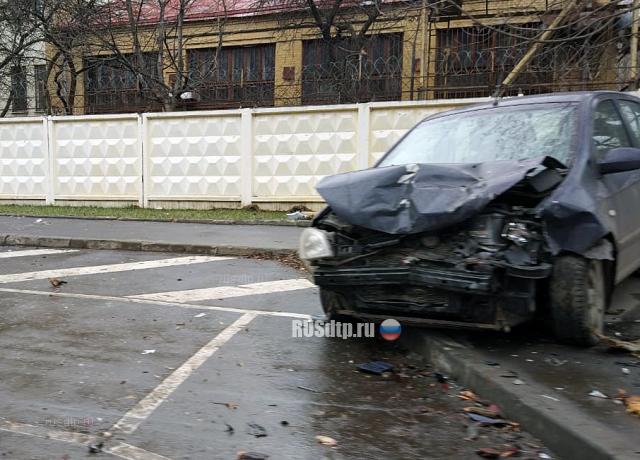 Упавшее дерево убило водителя автомобиля в Москве