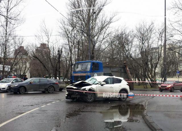 Упавшее дерево убило водителя автомобиля в Москве