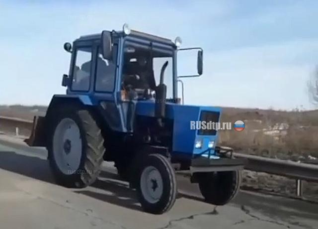 В Татарстане мужчина погиб, опрокинувшись на тракторе в реку. ВИДЕО