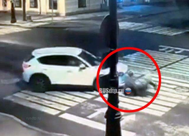 В Кронштадте автомобиль сбил двух женщин. ВИДЕО