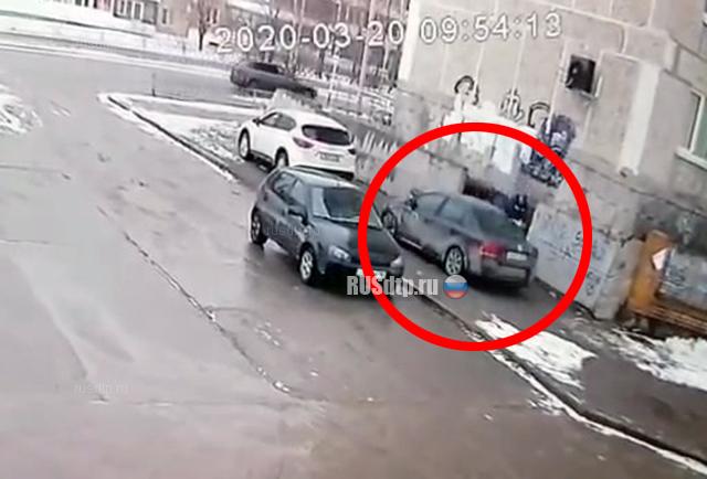 В Краснотурьинске на неправильно припаркованный автомобиль упала бетонная плита. ВИДЕО
